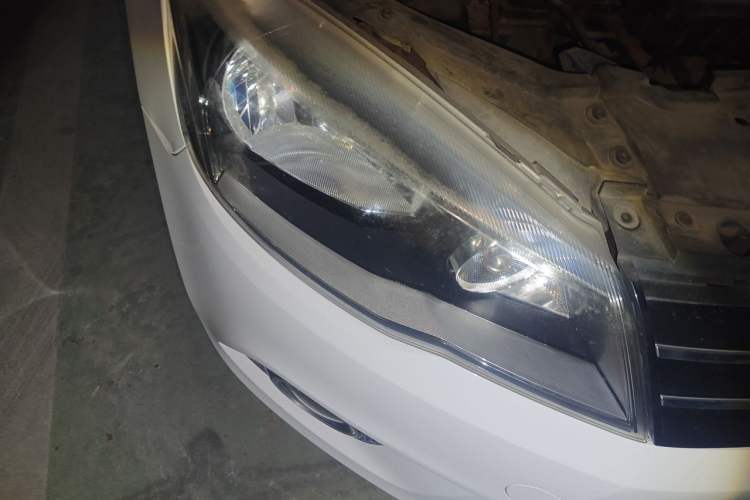 Used Volkswagen Jetta 2013 1.6L Automatic Luxury Model Right Front Headlight