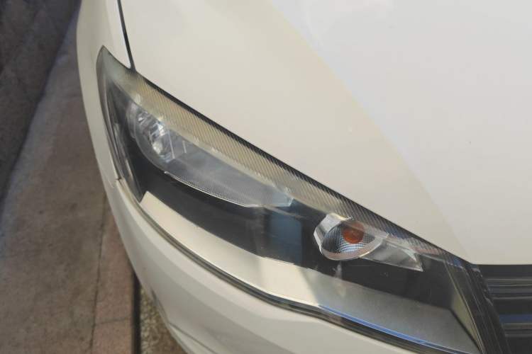 Used Volkswagen Jetta 2013 1.6L Automatic Fashion Model Right Front Headlight