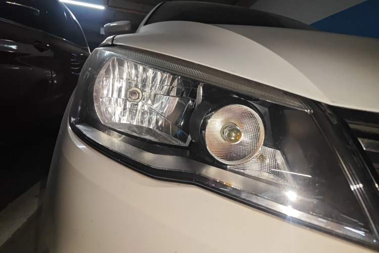 Used Volkswagen Jetta 2013 1.6L Automatic Luxury Model Right Front Headlight