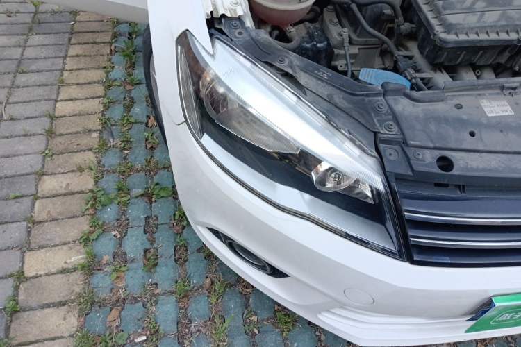 Used Volkswagen Jetta 2013 1.6L Automatic Luxury Model Right Front Headlight