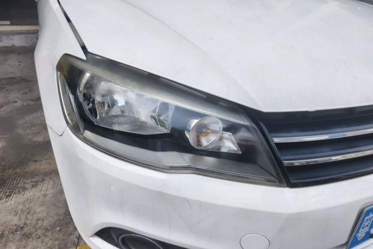 Used Volkswagen Jetta 2013 1.6L Automatic Luxury Model Right Front Headlight