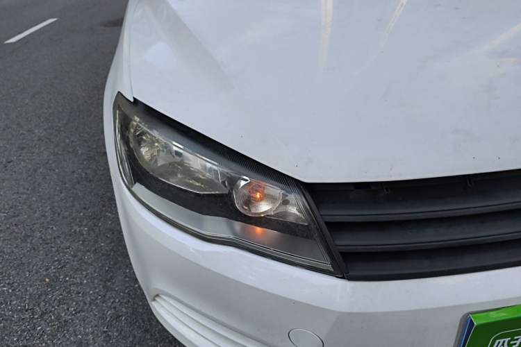 Used Volkswagen Jetta 2013 1.6L Automatic Fashion Model Right Front Headlight