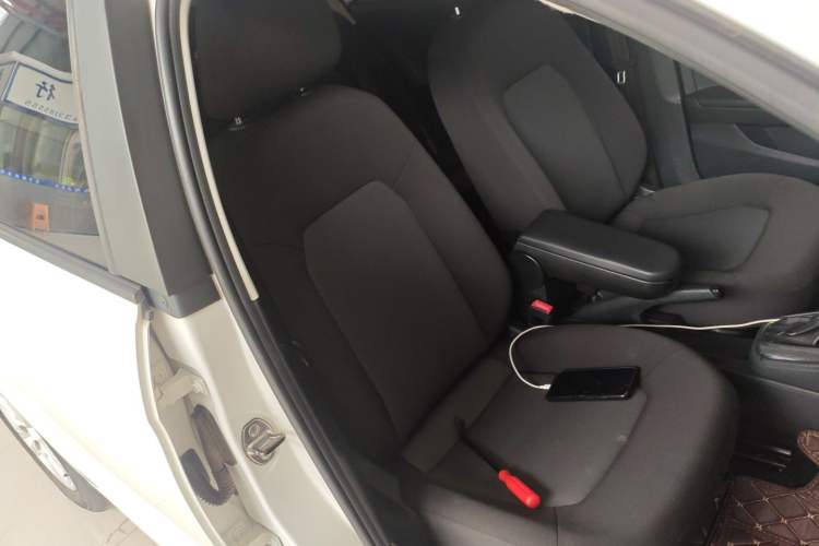 Used Volkswagen Jetta 2013 1.6L Automatic Fashion Model Right Front Seat