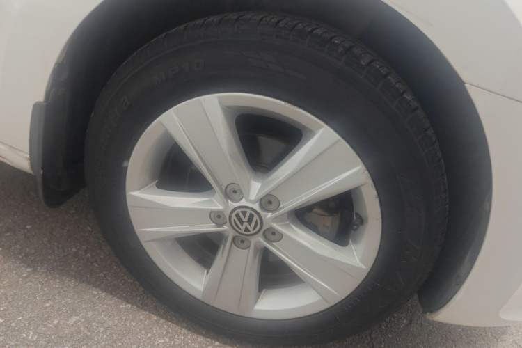 Used Volkswagen Jetta 2013 1.6L Automatic Luxury Model Right Front Wheel Hub