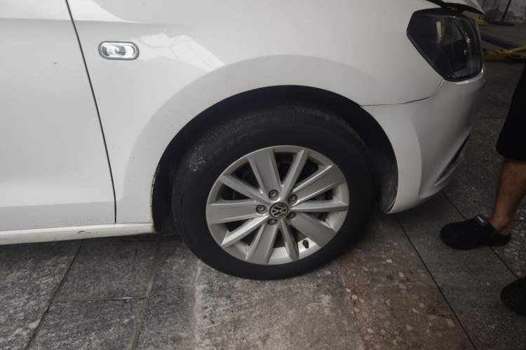 Used Volkswagen Jetta 2013 1.6L Manual Comfort Model Right Front Wheel Hub