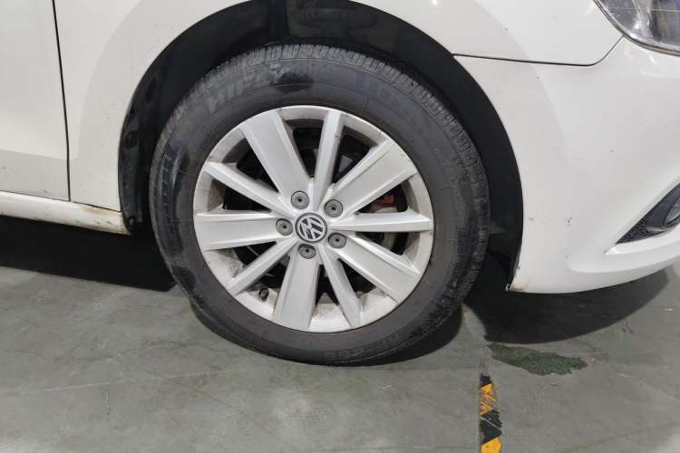 Used Volkswagen Jetta 2013 1.6L Manual Comfort Model Right Front Wheel Hub