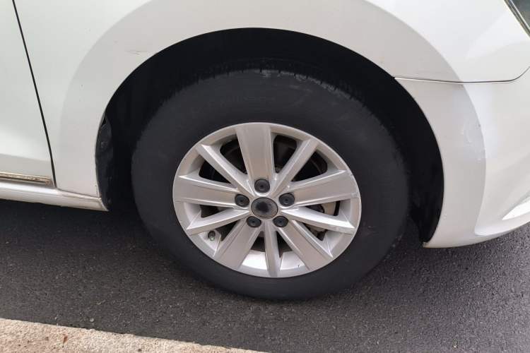 Used Volkswagen Jetta 2013 1.6L Manual Fashion Edition Right Front Wheel Hub