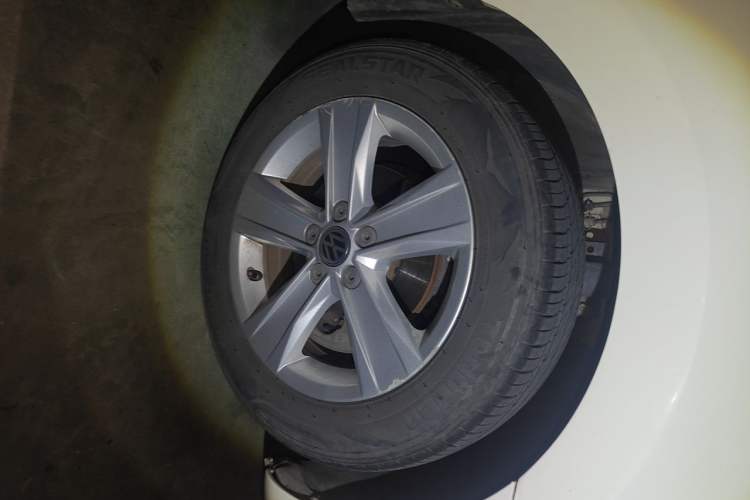 Used Volkswagen Jetta 2013 1.6L Automatic Luxury Model Right Front Wheel Hub