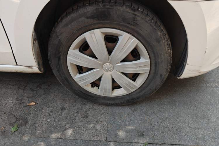 Used Volkswagen Jetta 2013 1.6L Manual Fashion Edition Right Front Wheel Hub