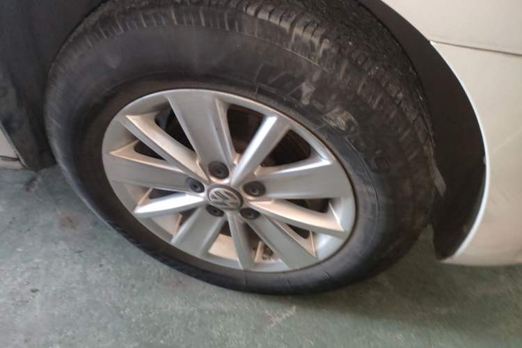 Used Volkswagen Jetta 2013 1.6L Manual Fashion Edition Right Front Wheel Hub