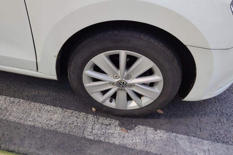 Used Volkswagen Jetta 2013 1.6L Manual Comfort Model Right Front Wheel Hub