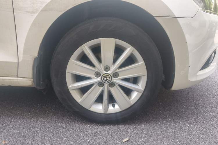 Used Volkswagen Jetta 2013 1.6L Manual Comfort Model Right Front Wheel Hub