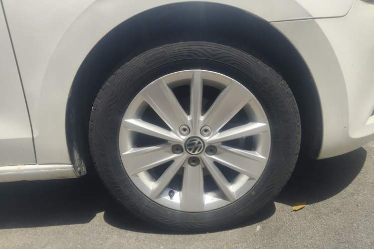 Used Volkswagen Jetta 2013 1.6L Manual Comfort Model Right Front Wheel Hub