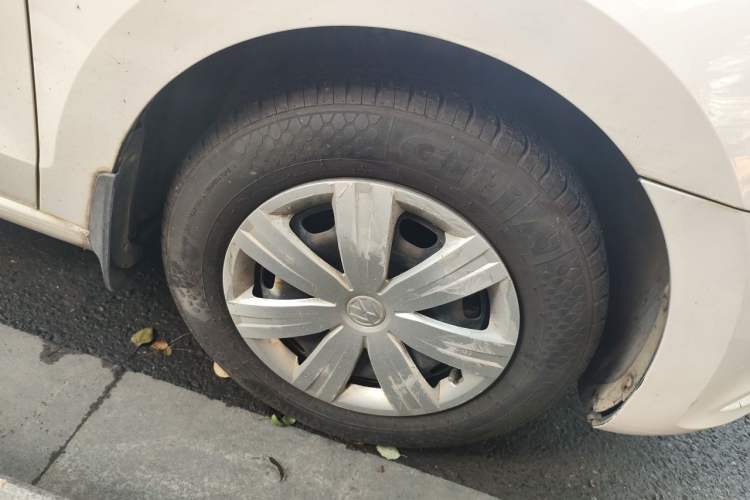 Used Volkswagen Jetta 2013 1.6L Manual Fashion Edition Right Front Wheel Hub