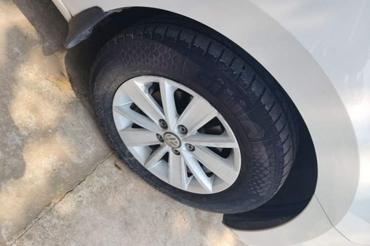 Used Volkswagen Jetta 2013 1.6L Automatic Fashion Model Right Front Wheel Hub