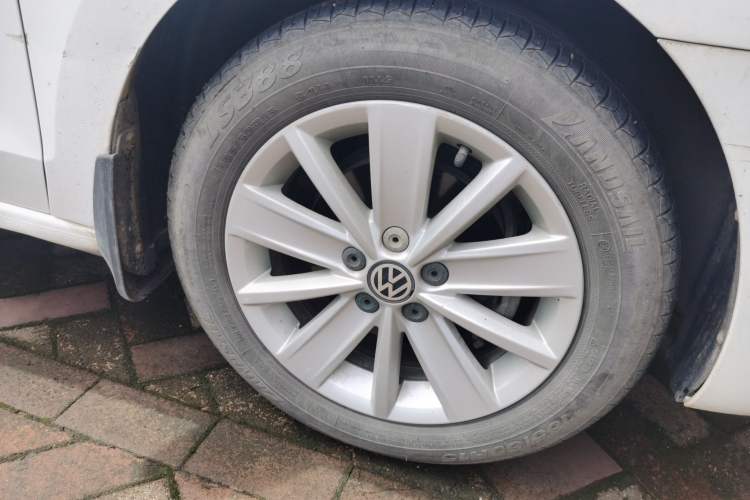 Used Volkswagen Jetta 2013 1.6L Automatic Comfort Model Right Front Wheel Hub