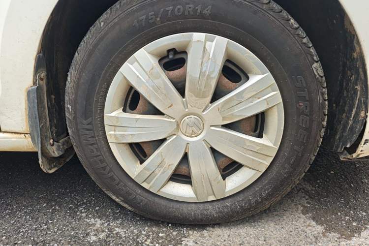 Used Volkswagen Jetta 2013 1.6L Automatic Fashion Model Right Front Wheel Hub