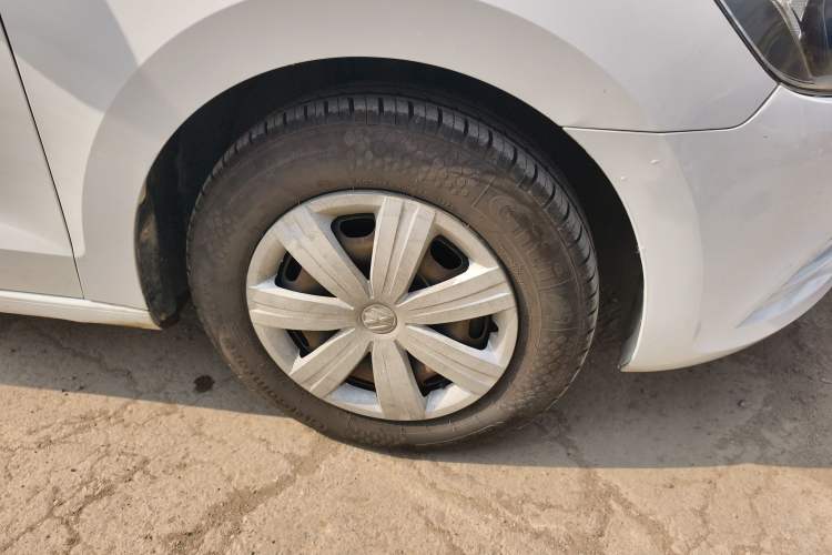 Used Volkswagen Jetta 2013 1.4L Manual Fashion Model Right Front Wheel Hub