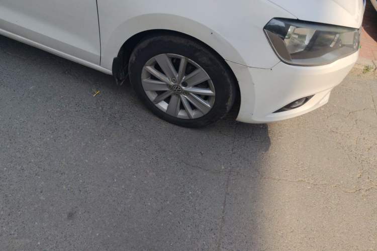 Used Volkswagen Jetta 2013 1.6L Automatic Luxury Model Right Front Wheel Hub