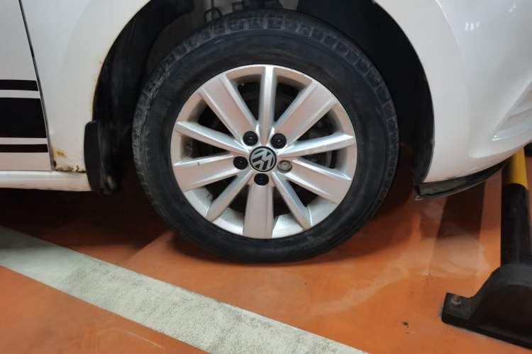 Used Volkswagen Jetta 2013 1.4L Manual Fashion Model Right Front Wheel Hub