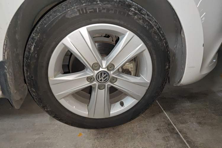 Used Volkswagen Jetta 2013 1.6L Automatic Luxury Model Right Front Wheel Hub