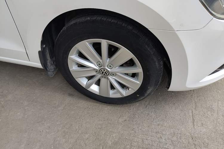 Used Volkswagen Jetta 2013 1.6L Automatic Comfort Model Right Front Wheel Hub