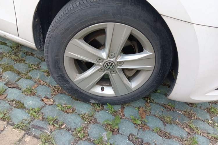 Used Volkswagen Jetta 2013 1.6L Automatic Luxury Model Right Front Wheel Hub