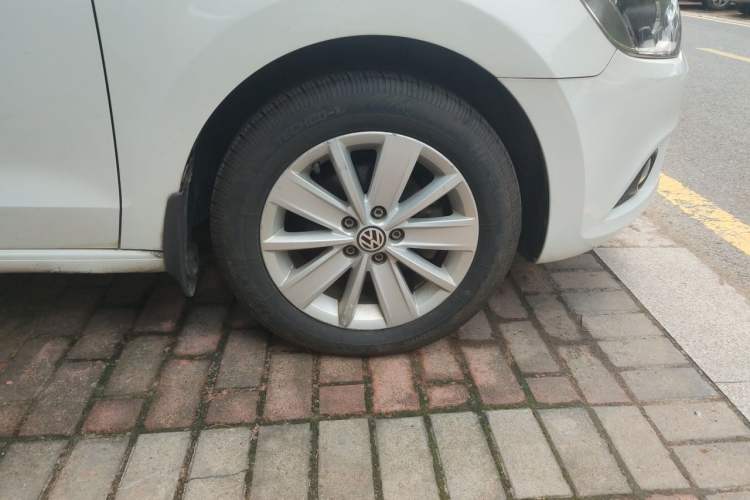 Used Volkswagen Jetta 2013 1.6L Automatic Comfort Model Right Front Wheel Hub