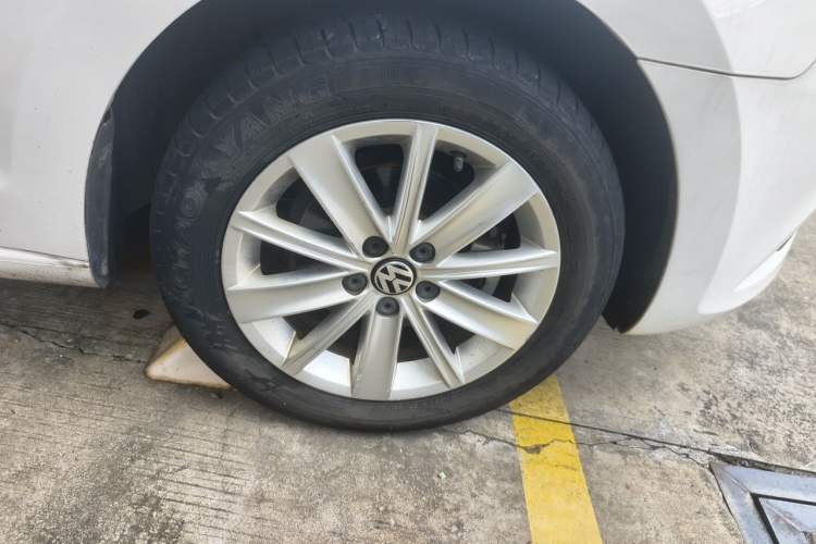 Used Volkswagen Jetta 2013 1.6L Automatic Luxury Model Right Front Wheel Hub