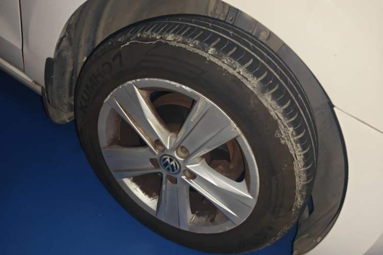 Used Volkswagen Jetta 2013 1.6L Automatic Luxury Model Right Front Wheel Hub