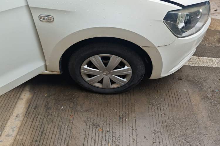 Used Volkswagen Jetta 2013 1.4L Manual Fashion Model Right Front Wheel Hub