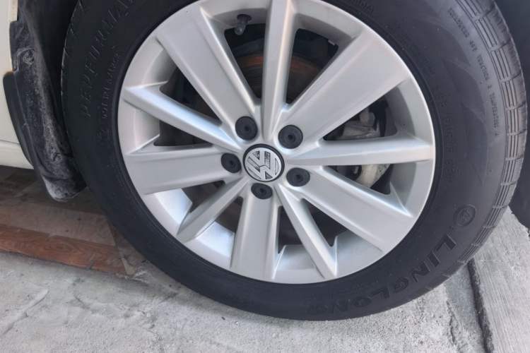 Used Volkswagen Jetta  Right Front Wheel Hub