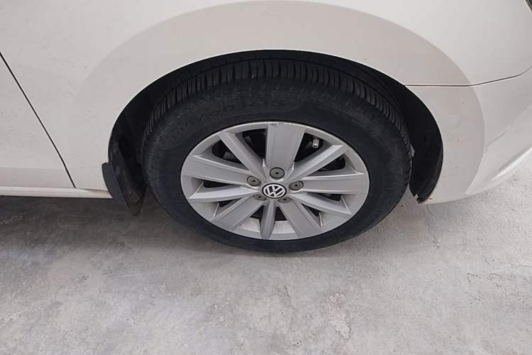 Used Volkswagen Jetta 2013 1.6L Manual Comfort Model Right Front Wheel Hub