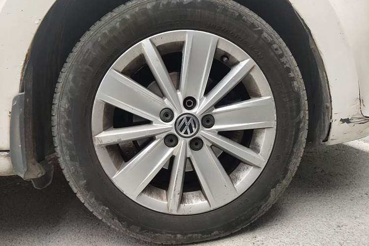 Used Volkswagen Jetta 2013 1.6L Manual Comfort Model Right Front Wheel Hub