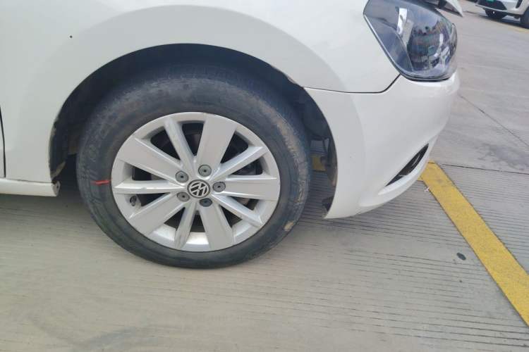 Used Volkswagen Jetta 2013 1.6L Automatic Comfort Model Right Front Wheel Hub