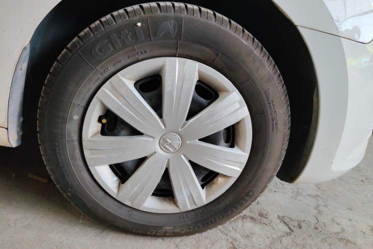 Used Volkswagen Jetta 2013 1.6L Manual Fashion Edition Right Front Wheel Hub