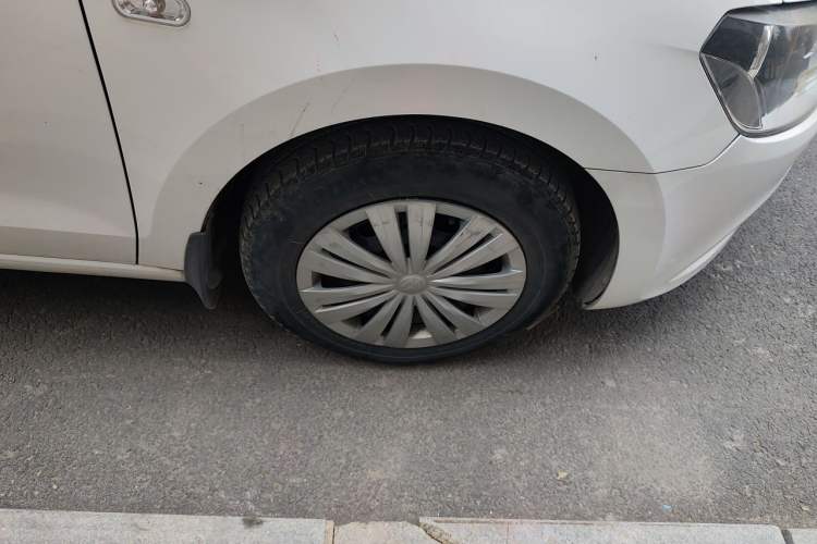 Used Volkswagen Jetta 2013 1.6L Manual Fashion Edition Right Front Wheel Hub