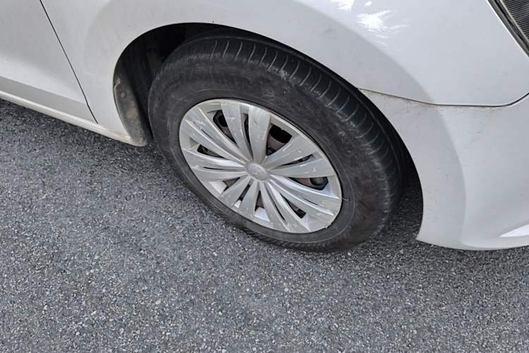 Used Volkswagen Jetta 2013 1.6L Automatic Fashion Model Right Front Wheel Hub