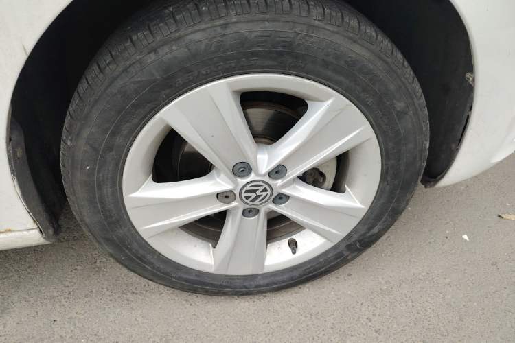 Used Volkswagen Jetta 2013 1.6L Automatic Luxury Model Right Front Wheel Hub