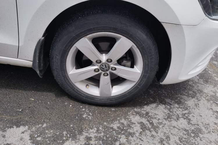 Used Volkswagen Jetta 2013 1.4L Manual Fashion Model Right Front Wheel Hub