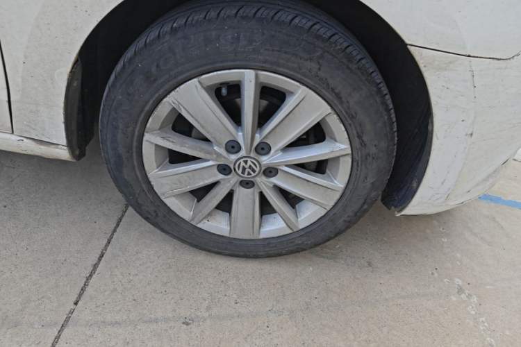 Used Volkswagen Jetta 2013 1.6L Manual Comfort Model Right Front Wheel Hub