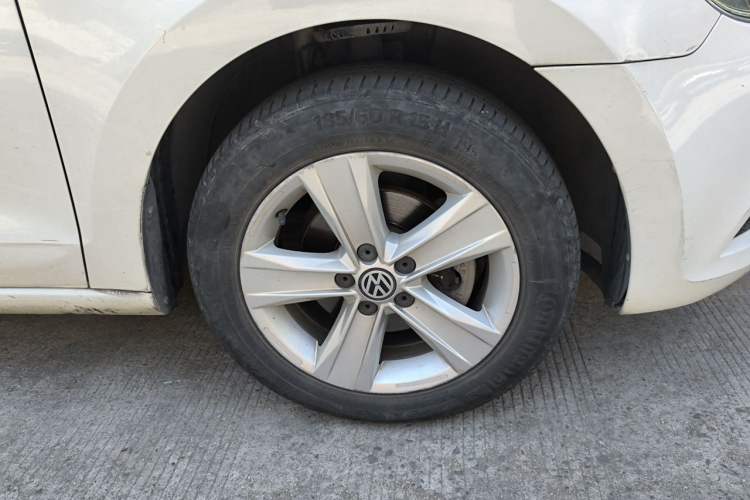 Used Volkswagen Jetta 2013 1.6L Automatic Luxury Model Right Front Wheel Hub