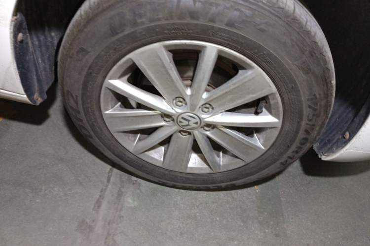 Used Volkswagen Jetta 2013 1.4L Manual Fashion Model Right Front Wheel Hub