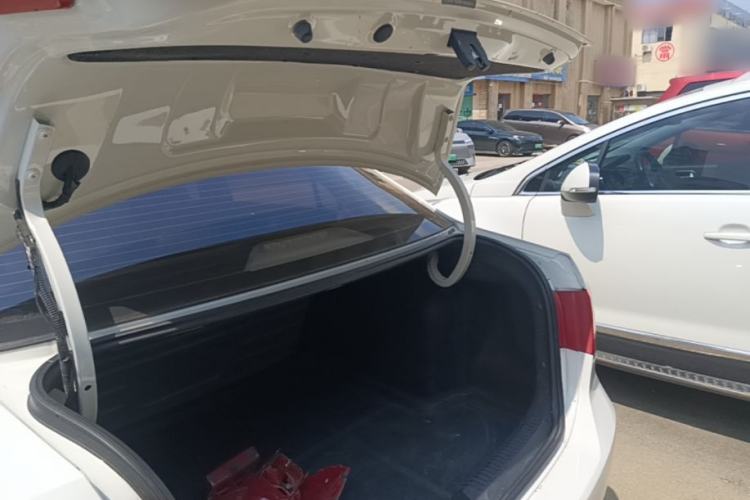 Used Volkswagen Jetta 2013 1.6L Manual Fashion Edition Trunk
