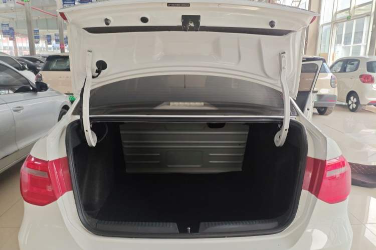 Used Volkswagen Jetta 2013 1.6L Automatic Fashion Model Trunk