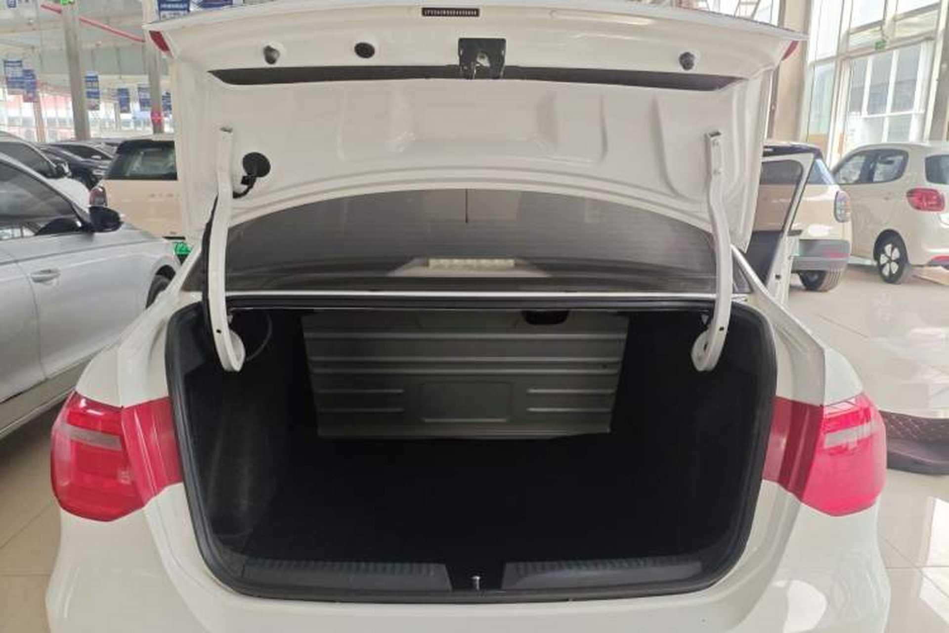 Used Volkswagen Jetta 2013 1.6L Automatic Fashion Model Trunk