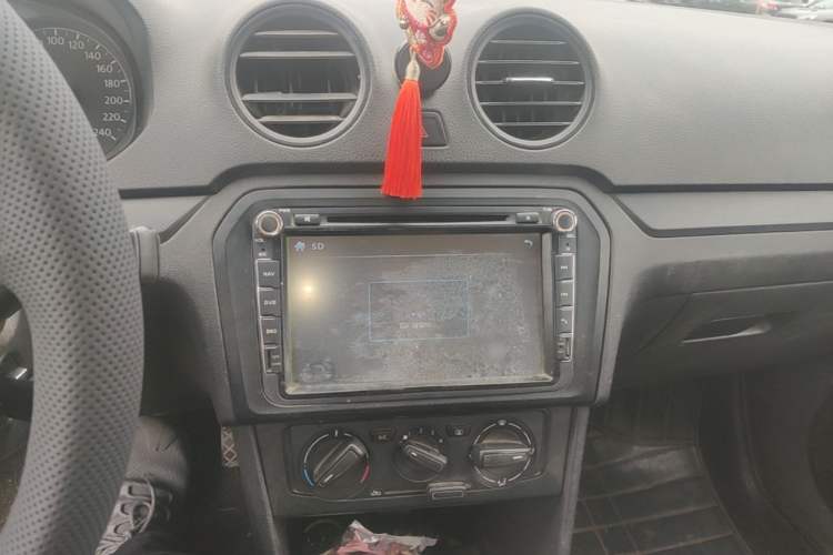 Used Volkswagen Jetta 2013 1.6L Manual Fashion Edition Audio And AC Panel