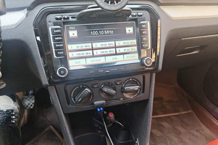 Used Volkswagen Jetta 2013 1.6L Manual Fashion Edition Audio And AC Panel