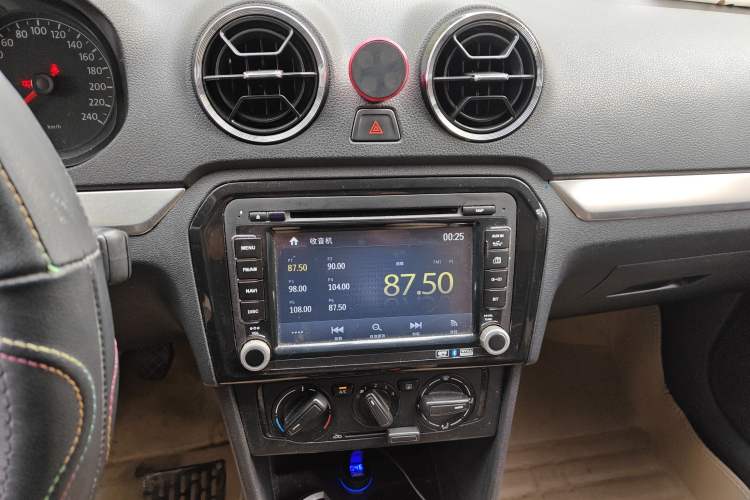 Used Volkswagen Jetta 2013 1.6L Manual Fashion Edition Audio And AC Panel