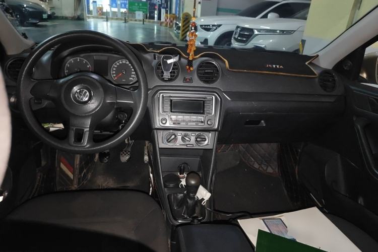 Used Volkswagen Jetta 2013 1.4L Manual Fashion Model Center Console
